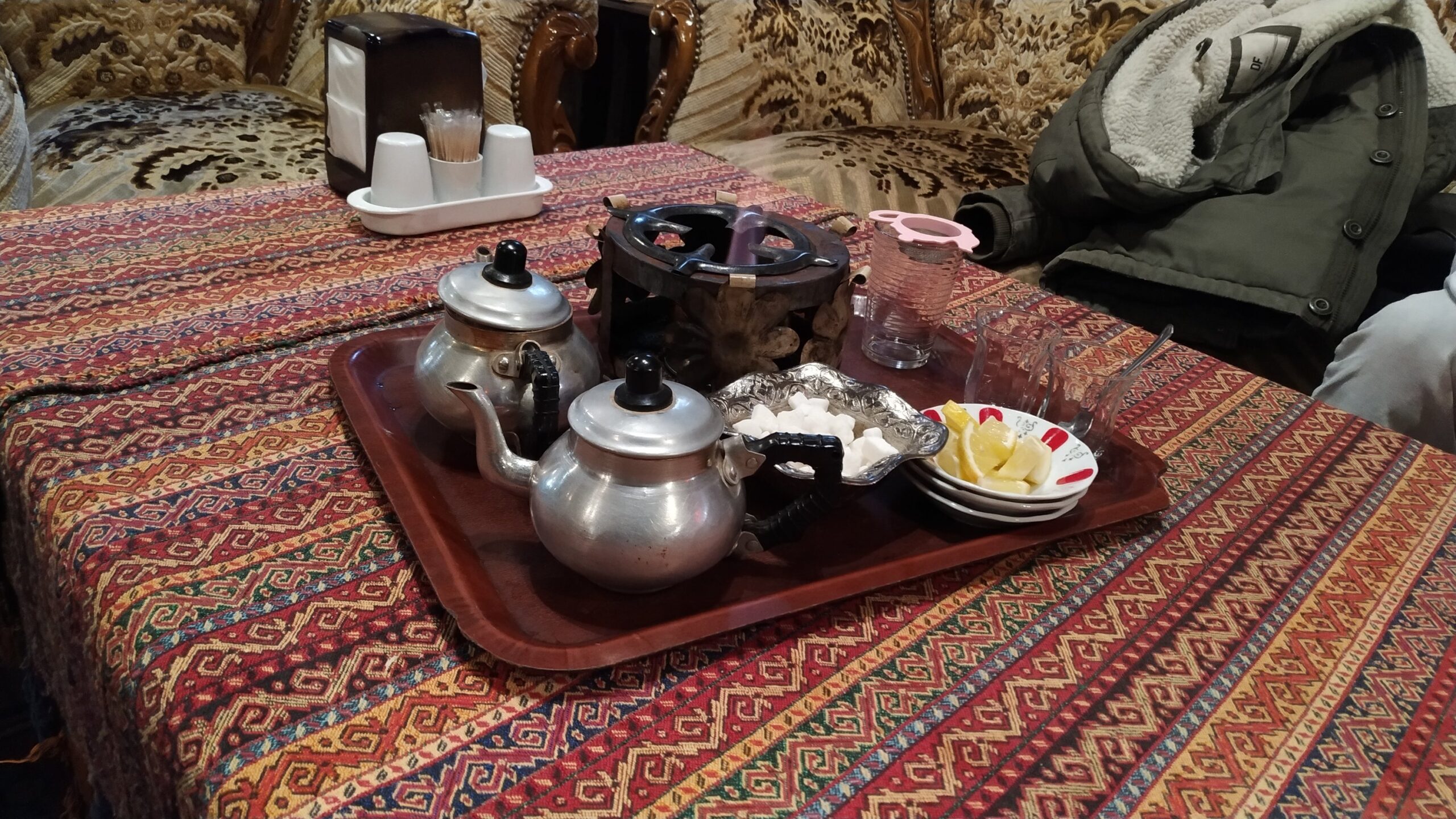 tarihi erzurum evlerinde çay servisi